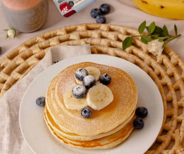 GLUTENFREIE BANANEN-PANCAKES MIT ERDMANDEL