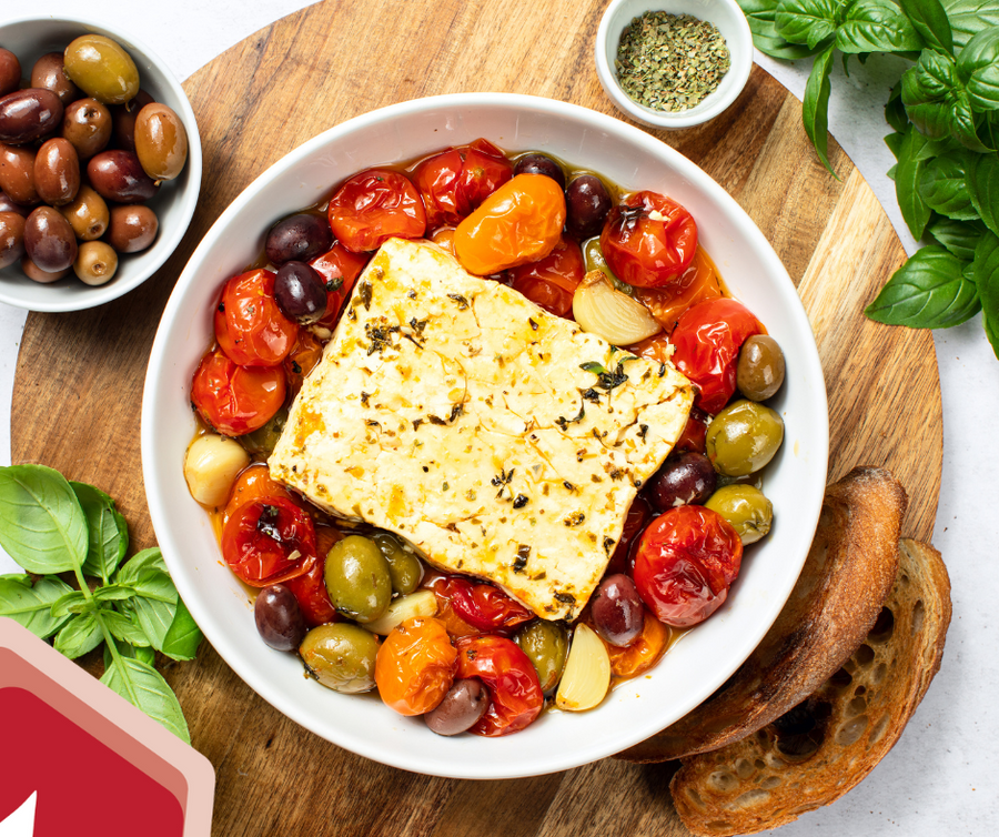 GLUTENFREIER GEBACKENER FETA MIT OLIVEN UND BAGUETTE