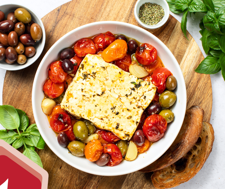 GLUTENFREIER GEBACKENER FETA MIT OLIVEN UND BAGUETTE