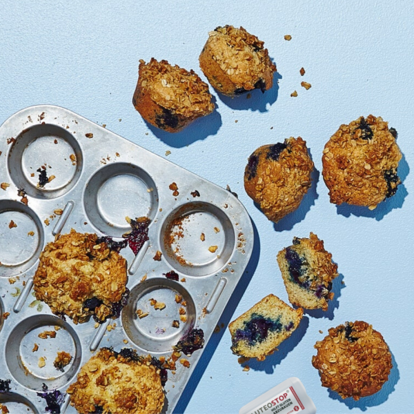 Glutenfreie-Blaubeermuffins-mit-Haferstreuseln-mit-GluteoStop-Spender